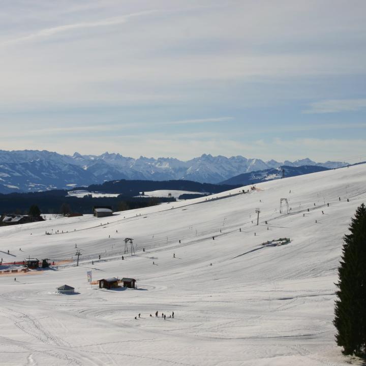 Skigebiet Eschach in Bayern. JUFA Hotels bietet erholsamen Familienurlaub und einen unvergesslichen Winterurlaub.