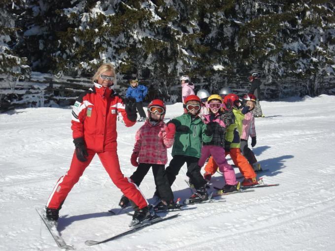Kinderskikurs im Skigebiet Gaberl Stubalm in der Steiermark. JUFA Hotels bietet erholsamen Familienurlaub und einen unvergesslichen Winterurlaub.
