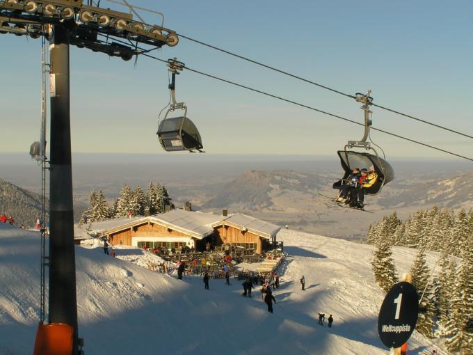 Sieh sehen das Skigebiet Ofterschwang mit Gondellift. JUFA Hotels bietet erholsamen Familienurlaub und einen unvergesslichen Winter- und Wanderurlaub.