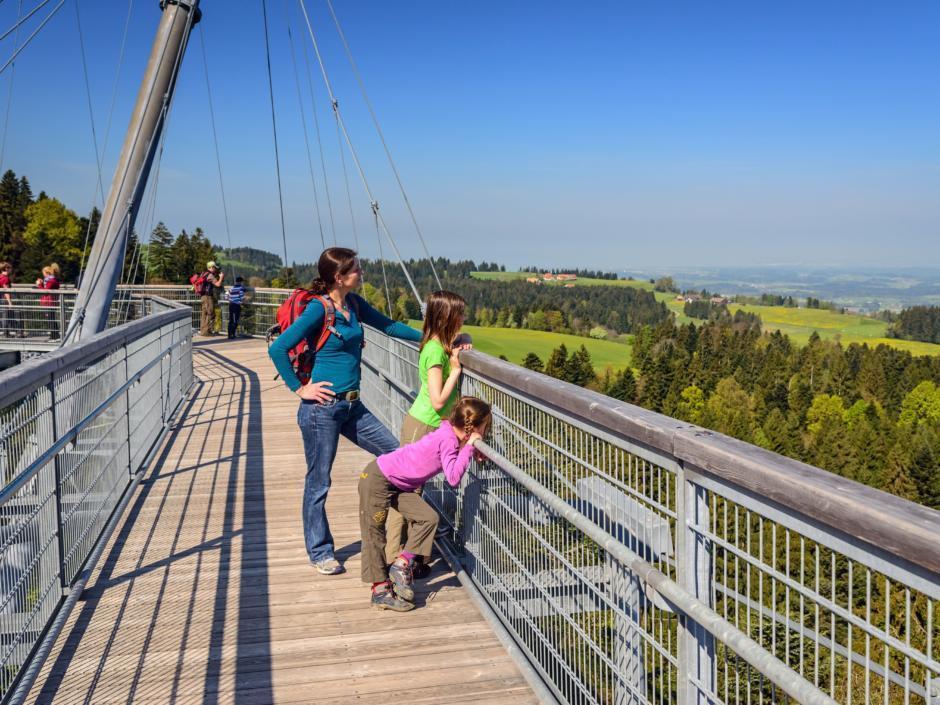 Familie genießt Ausblick vom Skywalk Allgäu in Scheidegg in Bayern in der Nähe von JUFA Hotels. Der Ort für erholsamen Familienurlaub und einen unvergesslichen Winter- und Wanderurlaub.