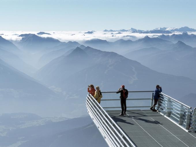 Sie sehen die Aussichtsplattform Skywalk auf dem Dachstein mit Bergpanorama. JUFA Hotels bietet Ihnen den Ort für erlebnisreichen Natururlaub für die ganze Familie.