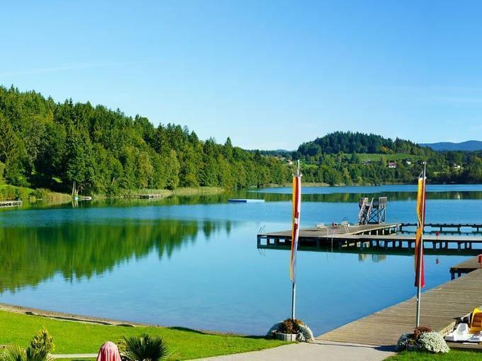 Strandbad Längsee in Sankt Georgen mit Badesteg. JUFA Hotels bietet tollen Sommerurlaub an schönen Seen für die ganze Familie.