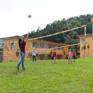 Teens beim Spiel am Volleyaballplatz beim JUFA Hotel Deutschlandsberg Sport-Resort. Der Ort für erfolgreiches Training in ungezwungener Atmosphäre für Vereine und Teams.