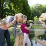 Familie beim Zoobesuch im Tiergarten Schönbrunn in Wien. JUFA Hotels bietet kinderfreundlichen und erlebnisreichen Urlaub für die ganze Familie.