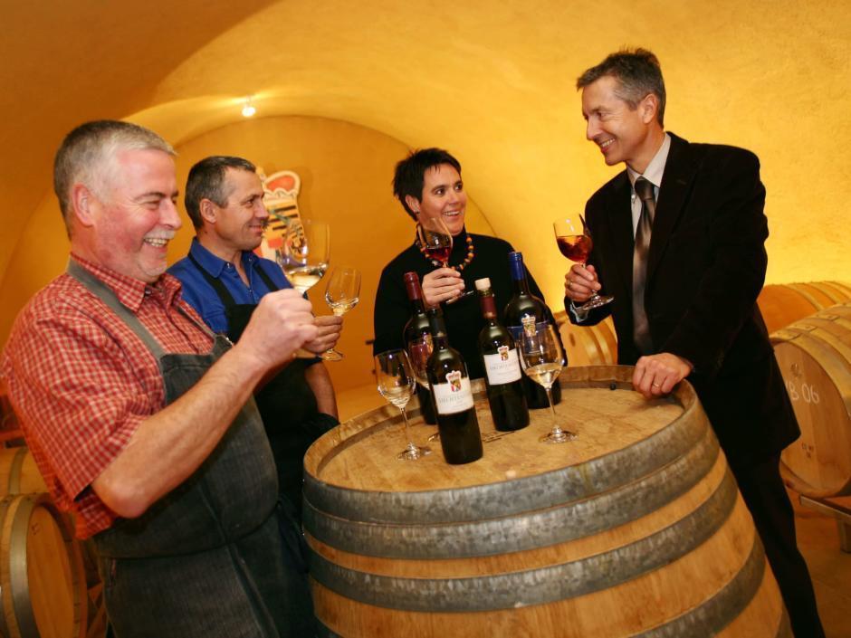 Sie sehen eine Weinverkostung in der fürstlichen Hofkellerei in Vaduz. JUFA Hotels bieten erholsamen Familienurlaub und einen unvergesslichen Winter- und Wanderurlaub