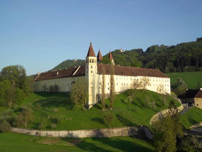 Außenansicht vom Benediktinerstift Sankt Paul in Kärnten im Sommer. JUFA Hotels bieten erholsamen Familienurlaub und einen unvergesslichen Winter- und Wanderurlaub.