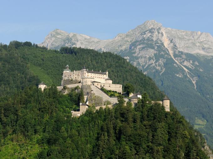 Erlebnisburg Hohenwerfen im Salzburgerland mit wunderschönem Bergpanorama. JUFA Hotels bieten erholsamen Familienurlaub und einen unvergesslichen Winter- und Wanderurlaub.