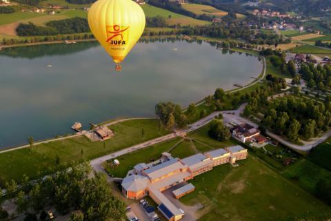 JUFA Heißluftballon direkt über dem JUFA Hotel Stubenbergsee. Der Ort für tollen Sommerurlaub an schönen Seen für die ganze Familie.