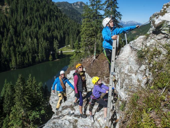 Familie am Klettersteig im Kletterzentrum Seewand in Zauchensee. JUFA Hotels bieten erholsamen Familienurlaub und einen unvergesslichen Winter- und Wanderurlaub.
