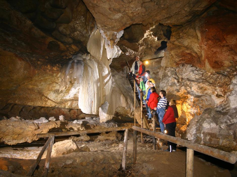 Besucher im Inneren der Kraushöhle Gams im Naturpark Eisenwurzen. JUFA Hotels bietet Ihnen den Ort für erlebnisreichen Natururlaub für die ganze Familie.