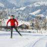 Mann beim Langlaufen aut gut präparierter Langlaufloipe in Altenmarkt-Zauchensee. JUFA Hotels bietet erholsamen Familienurlaub und einen unvergesslichen Winterurlaub.