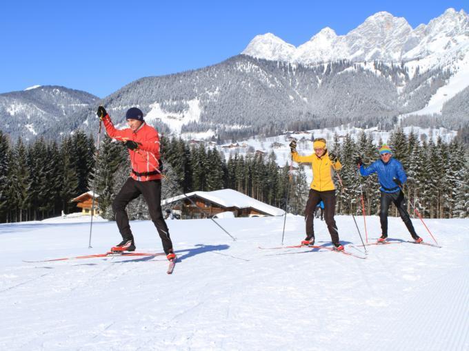 Erwachsene beim Langlaufen auf gut preparierter Langlaufloipe in Ramsau in der Region Schladming-Dachstein. JUFA Hotels bietet erholsamen Familienurlaub und einen unvergesslichen Winterurlaub.