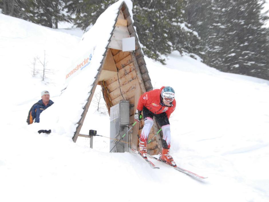 Skifahrer beim Startpunkt der Skimovie-Abfahrtsaufzeichnung im Skigebiet Riesneralm. JUFA Hotels bietet erholsamen Familienurlaub und einen unvergesslichen Winterurlaub.