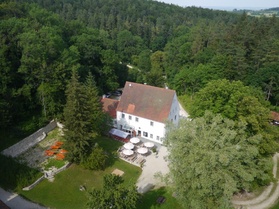 Eine Luftaufnahme der Alten Bürg bei Utzmemmingen in der Nähe vom JUFA Hotel Nördlingen. Der Ort für erholsamen Familienurlaub und einen unvergesslichen Winter- und Wanderurlaub.