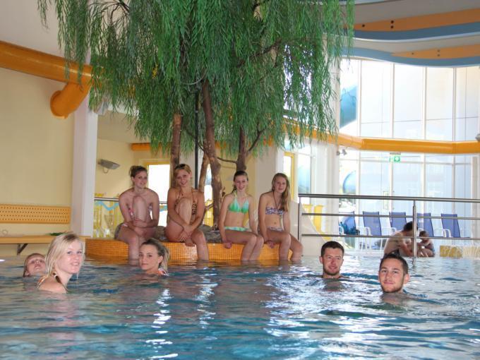 Teens beim Baden in der Schwimmhalle der Wasser- und Wellnessoase Aquarena Kötschach-Mauthen in Kärnten. JUFA Hotels bieten erholsamen Familienurlaub und einen unvergesslichen Winter- und Wanderurlaub.