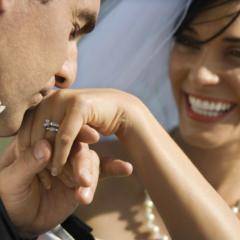 Ein Bräutigam küsst die Hand der Braut. JUFA Hotels bietet Ihnen den idealen Ort für märchenhafte Hochzeiten.
