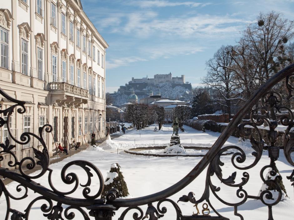 Sie sehen den Garten des Schloss Mirabell im Winter mit Blick auf die Festung Hohensalzburg und Altstadt.JUFA Hotels bietet erlebnisreichen Städtetrip für die ganze Familie und den idealen Platz für Ihr Seminar.