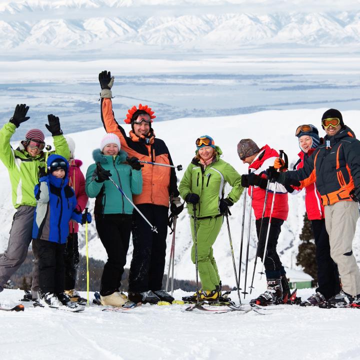 Eine Gruppe Skifahrer posiert für ein Gruppenfoto. JUFA Hotels bietet erholsamen Familienurlaub und einen unvergesslichen Winterurlaub.