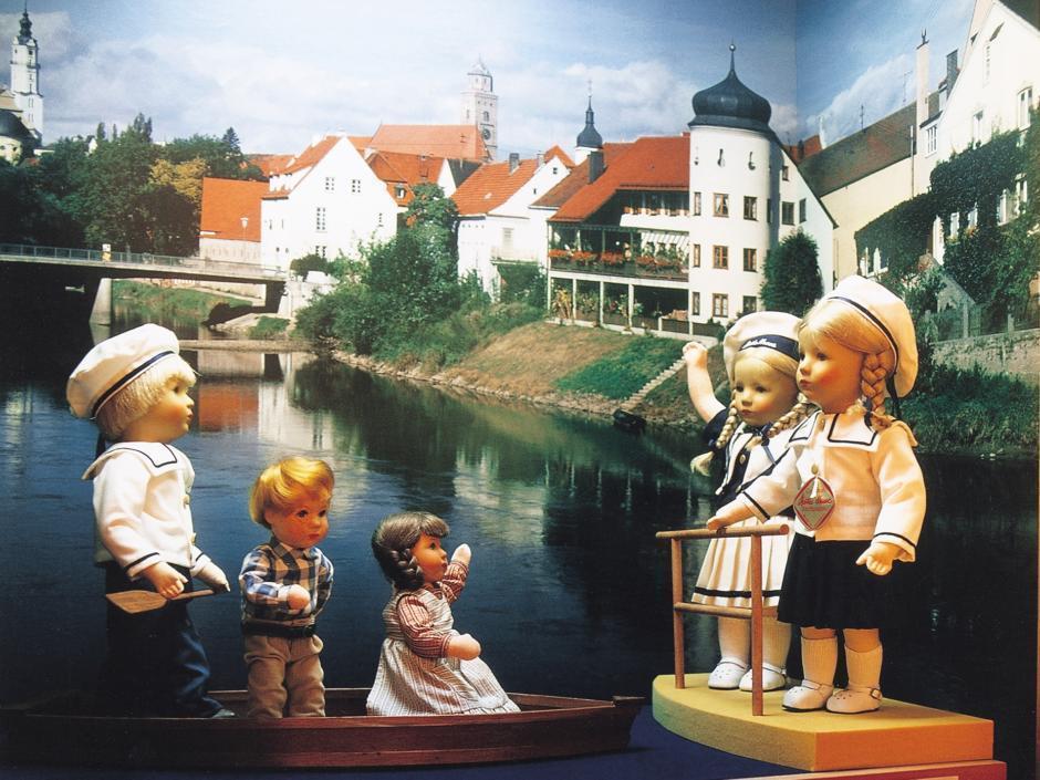 Puppen im Käthe Kruse Puppenmuseum Donauwörth in der Nähe vom JUFA Hotel Nördlingen. Der Ort für erholsamen Familienurlaub und einen unvergesslichen Winter- und Wanderurlaub.