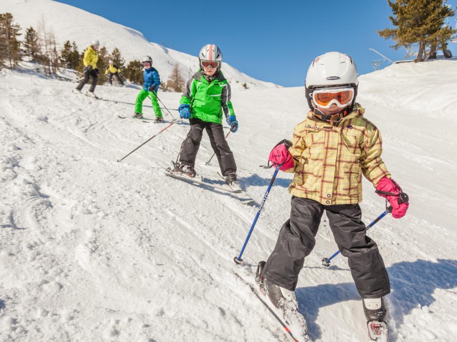 Kinder beim Skifahren im Skigebiet Turracher Höhe in Kärnten. JUFA Hotels bietet erholsamen Familienurlaub und einen unvergesslichen Winterurlaub.
