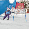 Ein Paar genießt einen wunderschönen Skitag im Skigebiet Katschberg und posiert gemeinsam beim Katschisphotopoint. JUFA Hotels bietet erholsamen Familienurlaub und einen unvergesslichen Winterurlaub.
