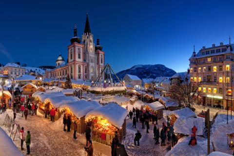 Mariazeller Advent mit der Basilika Mariazell bei winterlicher Abendstimmung in der Nähe von JUFA Hotels. Der Ort für erholsamen Familienurlaub und einen unvergesslichen Winterurlaub.