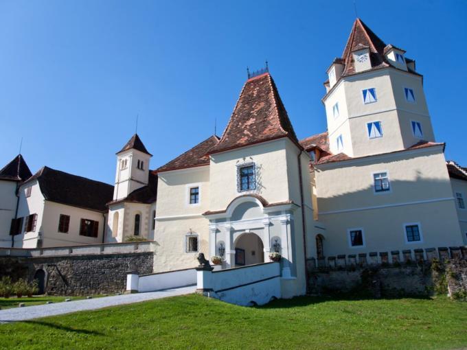 Außenansicht vom Schloss Kornberg im Sommer. JUFA Hotels bieten erholsamen Familienurlaub und einen unvergesslichen Winter- und Wanderurlaub.