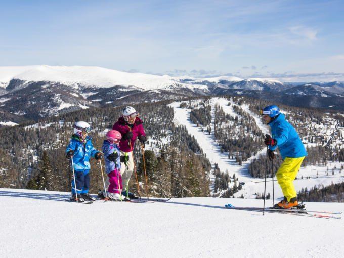 Familie beim Skifahren im wunderschönen Skigebiet Hochrindl in Kärnten. JUFA Hotels bietet erholsamen Familienurlaub und einen unvergesslichen Winterurlaub.