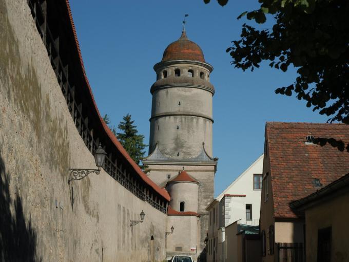 Die Nördlinger Stadtmauer mit einem Wehrturm in der Nähe vom JUFA Hotel Nördlingen. Der Ort für erholsamen Familienurlaub und einen unvergesslichen Winter- und Wanderurlaub.