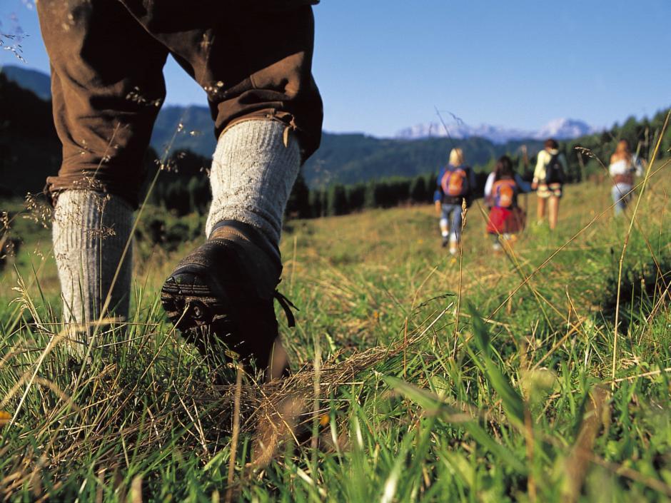 Gruppe von Erwachsenen beim Wandern im abwechslungsreichen Wandergebiet Weissensee in Kärnten. JUFA Hotels bietet Ihnen den Ort für erlebnisreichen Natururlaub für die ganze Familie.