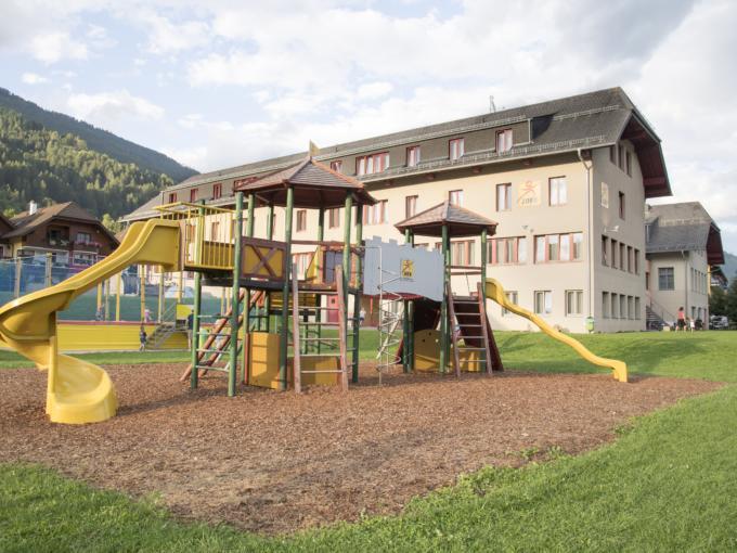 Spielplatz mit Kletterburg und Riesentrampolin beim JUFA Hotel Lungau im Sommer. JUFA Hotels bieten erholsamen Familienurlaub und einen unvergesslichen Winter- und Wanderurlaub.