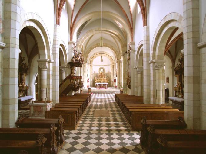 Innenansicht der Stiftskirche Sankt Paul im Lavanttal in Kärnten. JUFA Hotels bieten erholsamen Familienurlaub und einen unvergesslichen Winter- und Wanderurlaub.