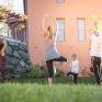 Yogagruppe macht Yogaübungen im Garten des JUFFA Hotel Knappenberg. Der Ort für erholsamen Familienurlaub und einen unvergesslichen Winter- und Wanderurlaub.
