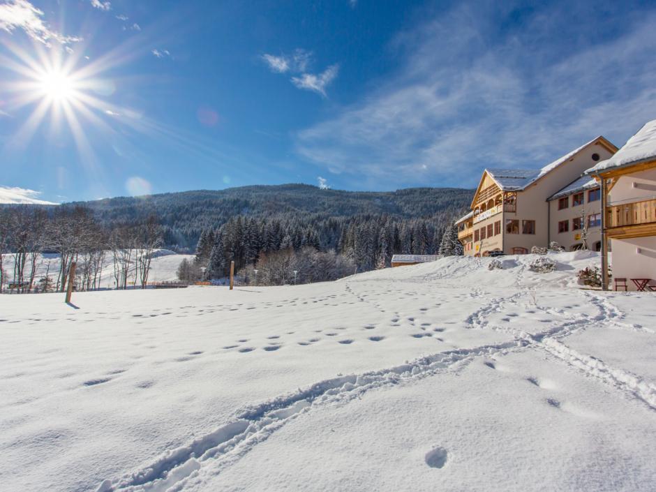 Aussenansicht von der Ferner im Winter vom JUFA Hotel Gitschtal Landerlebnis. Der Ort für erholsamen Familienurlaub und einen unvergesslichen Winterurlaub.