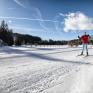 Sie sehen einen Mann beim Langlaufen am Prebersee in der Ferienregion Lungau. / You see a man cross-country skiing at Prebersee in the Lungau vacation region.