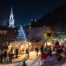 Advent am Talbach - eine Veranstaltung der Schladminger Bergweihnacht im Areal rund um die Talbachschenke. Im Bild ein extra angelegter Schneehügel, auf dem Kinder rutschen können. Im Hintergrund: die evangelische Kirche Schladming.