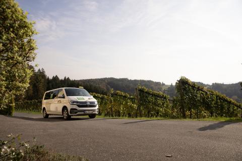Sie sehen ein Bild vom Weinmobil in der Südsteiermark an einem Sommertag in der Nähe der JUFA Hotels.