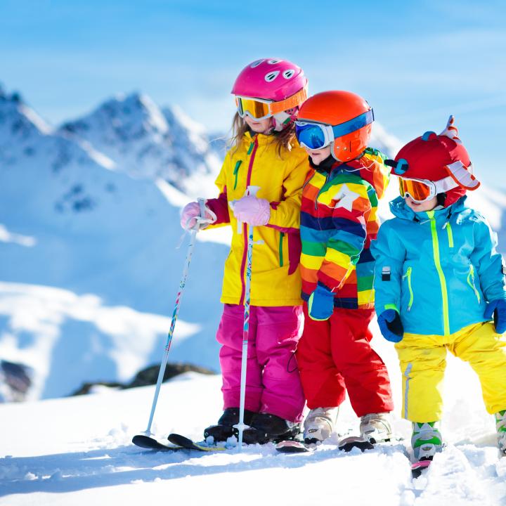 Kinder auf der SKipiste bei Ski for free