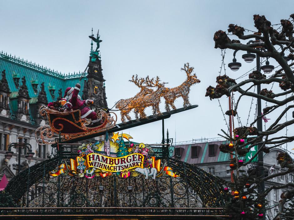 Sie sehen den Hamburger Weihnachtsmarkt "Weißer Zauber" am Hamburger Rathausplatz.