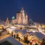 Sie sehen die Basilika Mariazell während dem Mariazeller Advent im Winter in der Steiermark. JUFA Hotels bietet Ihnen einzigartige Urlaubserlebnisse