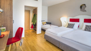 Sie sehen eine Ansicht vom FF3 Zimmer im JUFA Hotel Salzburg City. Der Ort für erholsamen Familienurlaub und einen unvergesslichen Winter- und Wanderurlaub.