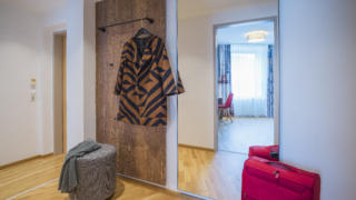 Sie sehen ein Appartement 4 im JUFA Hotel Salzburg City. Der Ort für erholsamen Familienurlaub und einen unvergesslichen Winter- und Wanderurlaub.