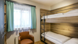 Sie sehen ein Stockbett in einem Appartment für 4 Personen im JUFA Hotel Erlaufsee. Der Ort für erholsamen Familienurlaub und einen unvergesslichen Winter- und Wanderurlaub.