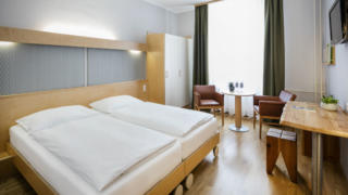 Sie sehen ein Doppelzimmer in einem Appartment für 5 Personen im JUFA Hotel Waldviertel. Der Ort für erholsamen Familienurlaub und einen unvergesslichen Winter- und Wanderurlaub.