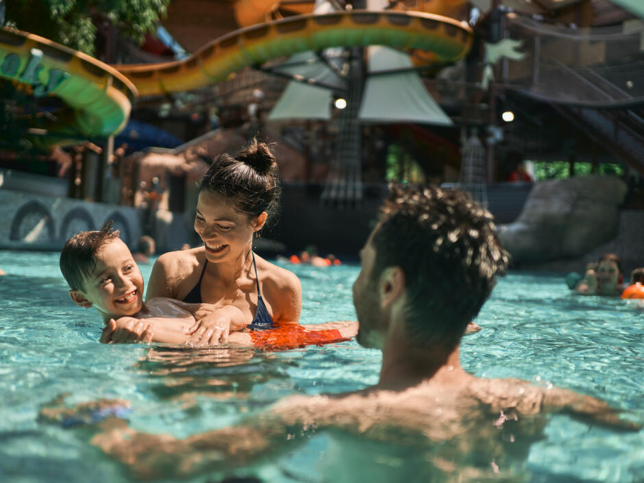 Sie sehen ein Paar mit Kind in der Aquapulco Piratenwelt im Eurothermen Resort Bad Schallerbach in Oberösterreich.