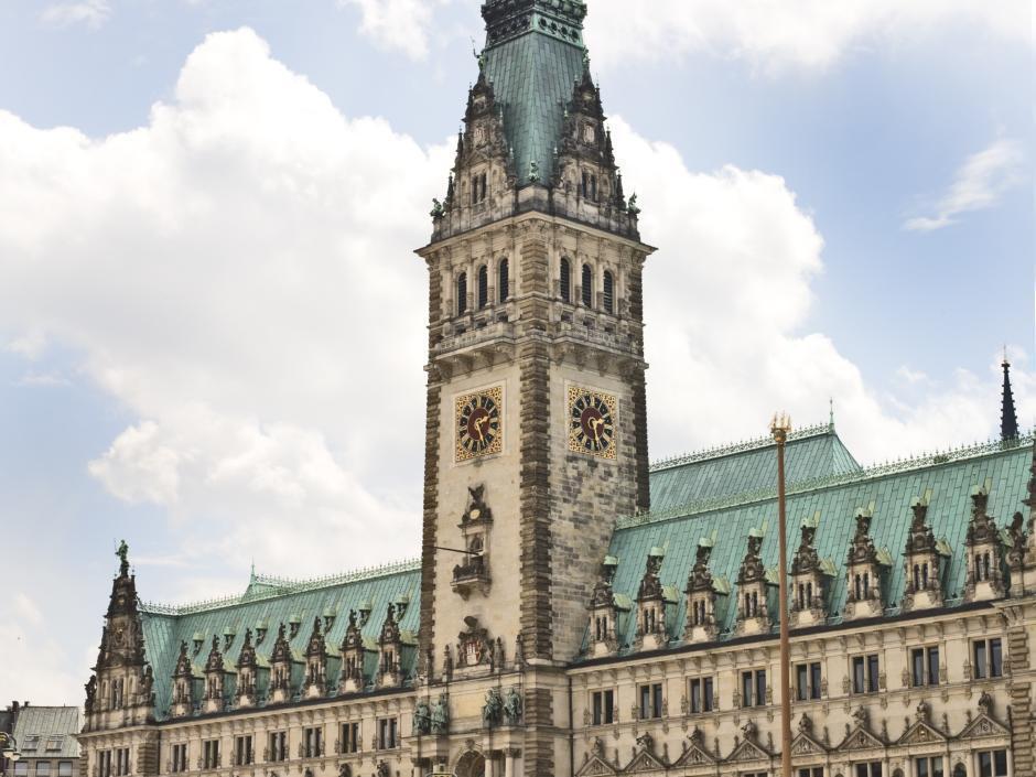Das Rathaus und das City Center sind in unmittelbarer Nähe des JUFA Hotel Hamburg HafenCity, welches sich ideal für ein Wochenende in Hamburg eignet.