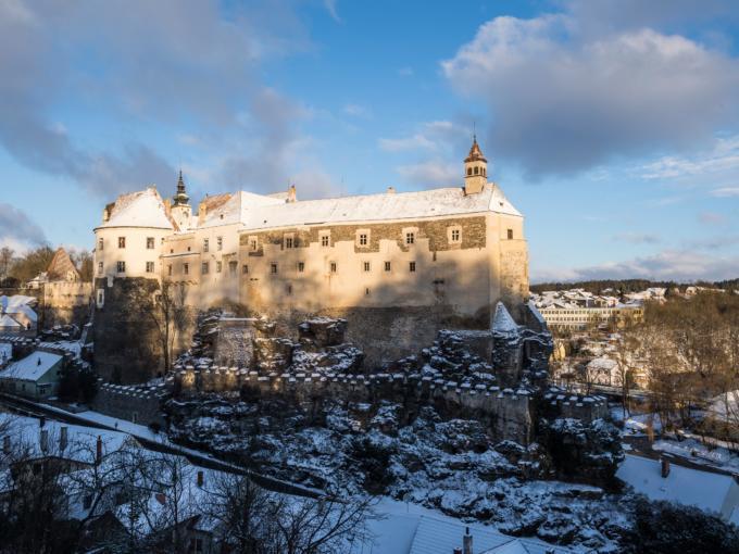 Sie sehen eine Außenansicht der imposanten Burg Raabs im Waldviertel im Winter. JUFA Hotels bietet erholsamen Familienurlaub und einen unvergesslichen Winter- und Wanderurlaub.