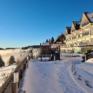 Sie sehen eine Außenansicht vom JUFA Hotel Schwarzwald. Der Ort für erholsamen Familienurlaub und einen unvergesslichen Winter- und Wanderurlaub.