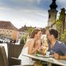 Sie sehen einen Mann und eine Frau beim Eis essen am Hauptplatz von Bad Radkersburg ganz in der Nähe vom JUFA Hotel Bad Radkersburg.