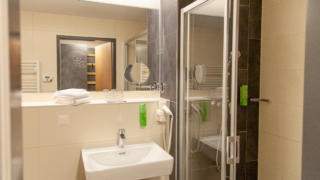 Sie sehen ein Badezimmer mit Dusche  im JUFA Hotel Mariazell – Erlaufsee Sport-Resort. Der Ort für erfolgreiches Training in ungezwungener Atmosphäre für Vereine und Teams.